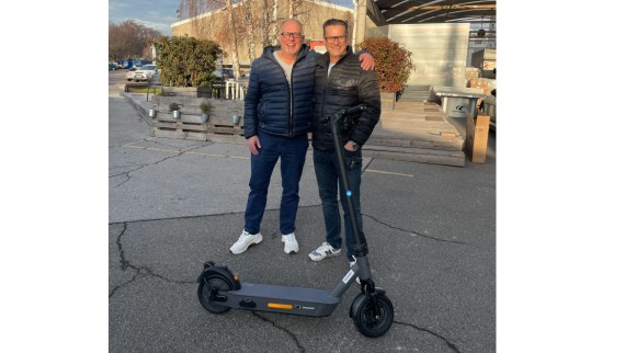 Übergabe des Hauptpreises, dem Geberit E-Scooter Übergabe des Hauptpreises, dem Geberit E-Scooter