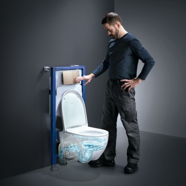Mann betätigt TurboFlush-Spülung eines Geberit Acanto-WCs