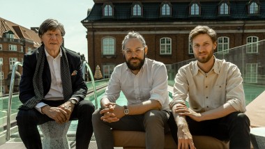 Das Siegerteam (von links): die Architekten Mads Bjerg Nørkjær und Carsten Wraae Jensen zusammen mit Kjeld Bjerg, CEO und Gründer von Bjerg Arkitektur in Kopenhagen. Foto: Wilfred Gachau