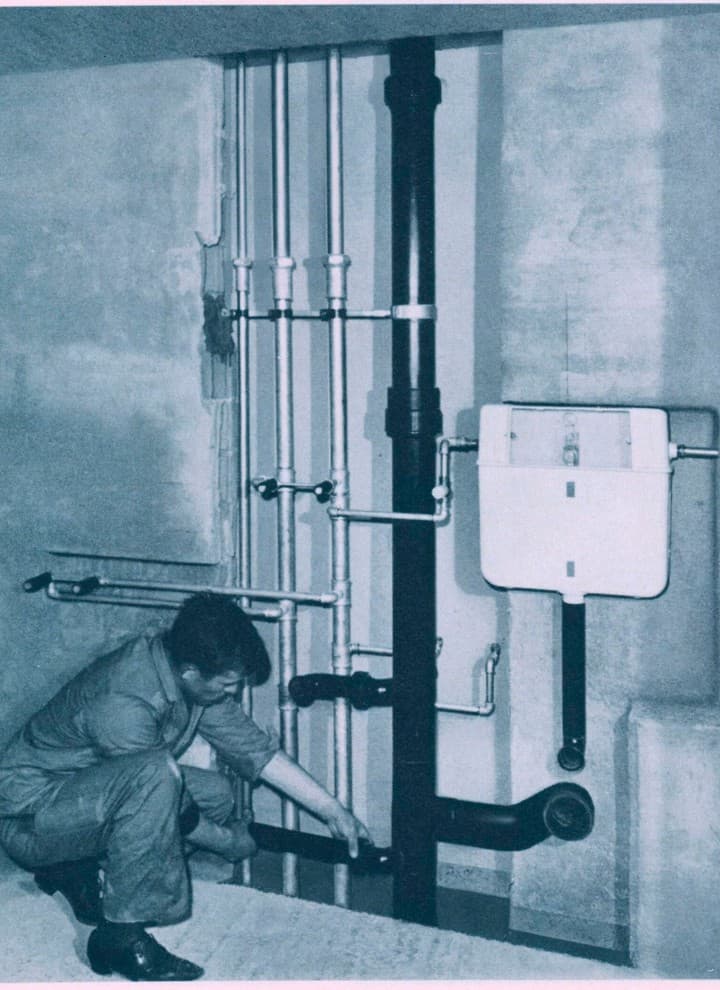 „Betriebssichere und leise WC-Anlage“: der erste Unterputzspülkasten von 1964. „Betriebssichere und leise WC-Anlage“: der erste Unterputzspülkasten von 1964.