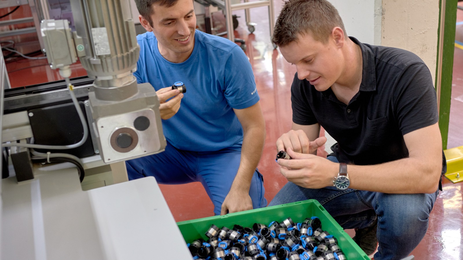 Für die Produktion von Geberit FlowFit ist am Geberit Hauptsitz in Rapperswil-Jona (CH) eine vollautomatisierte Fertigungslinie für die Produktion der Fittings entstanden. Für die Produktion von Geberit FlowFit ist am Geberit Hauptsitz in Rapperswil-Jona (CH) eine vollautomatisierte Fertigungslinie für die Produktion der Fittings entstanden.