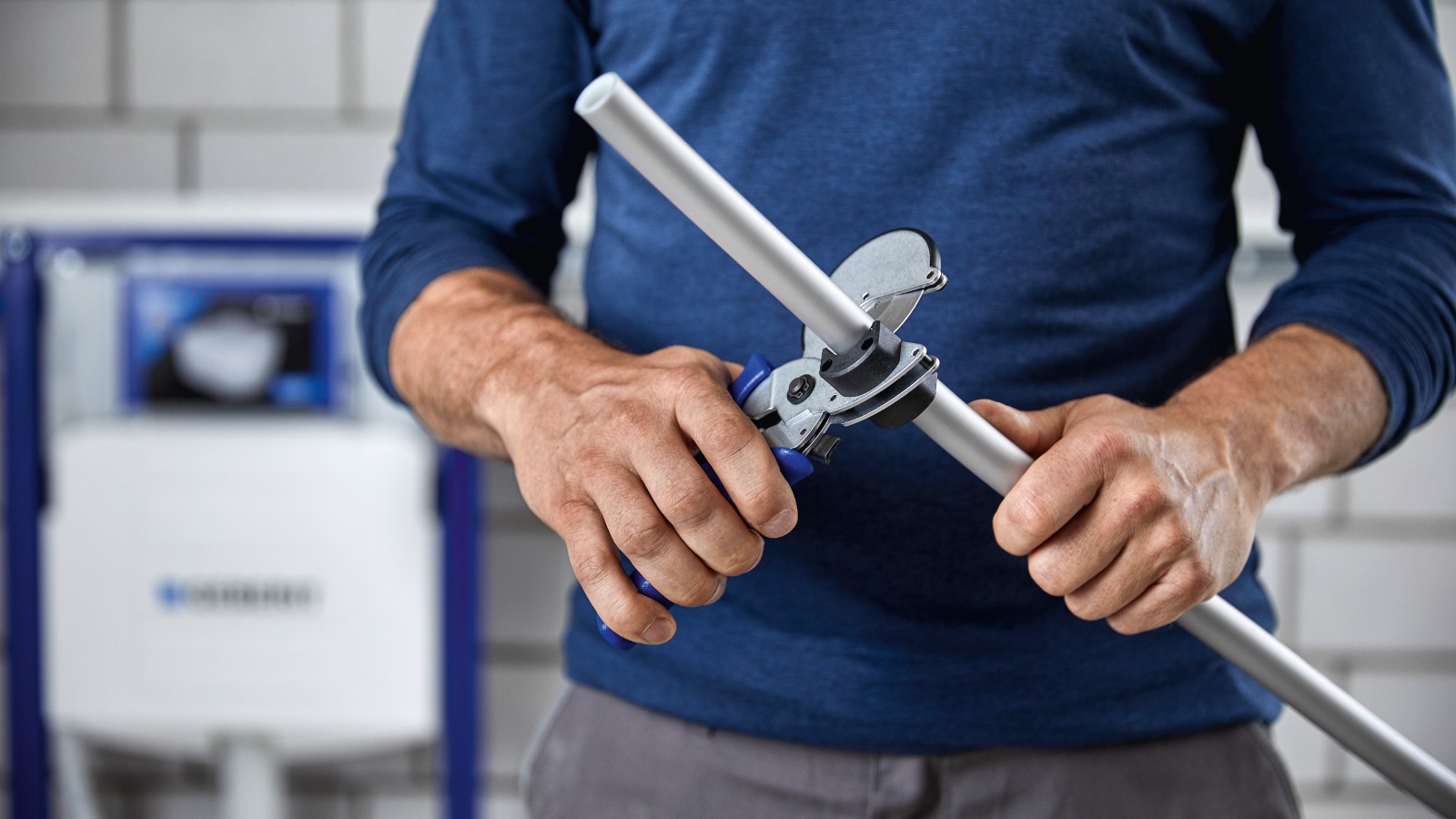 Nach dem Zuschneiden eines Rohrs entfällt bei Geberit FlowFit das Entgraten und Kalibrieren. Nach dem Zuschneiden eines Rohrs entfällt bei Geberit FlowFit das Entgraten und Kalibrieren.