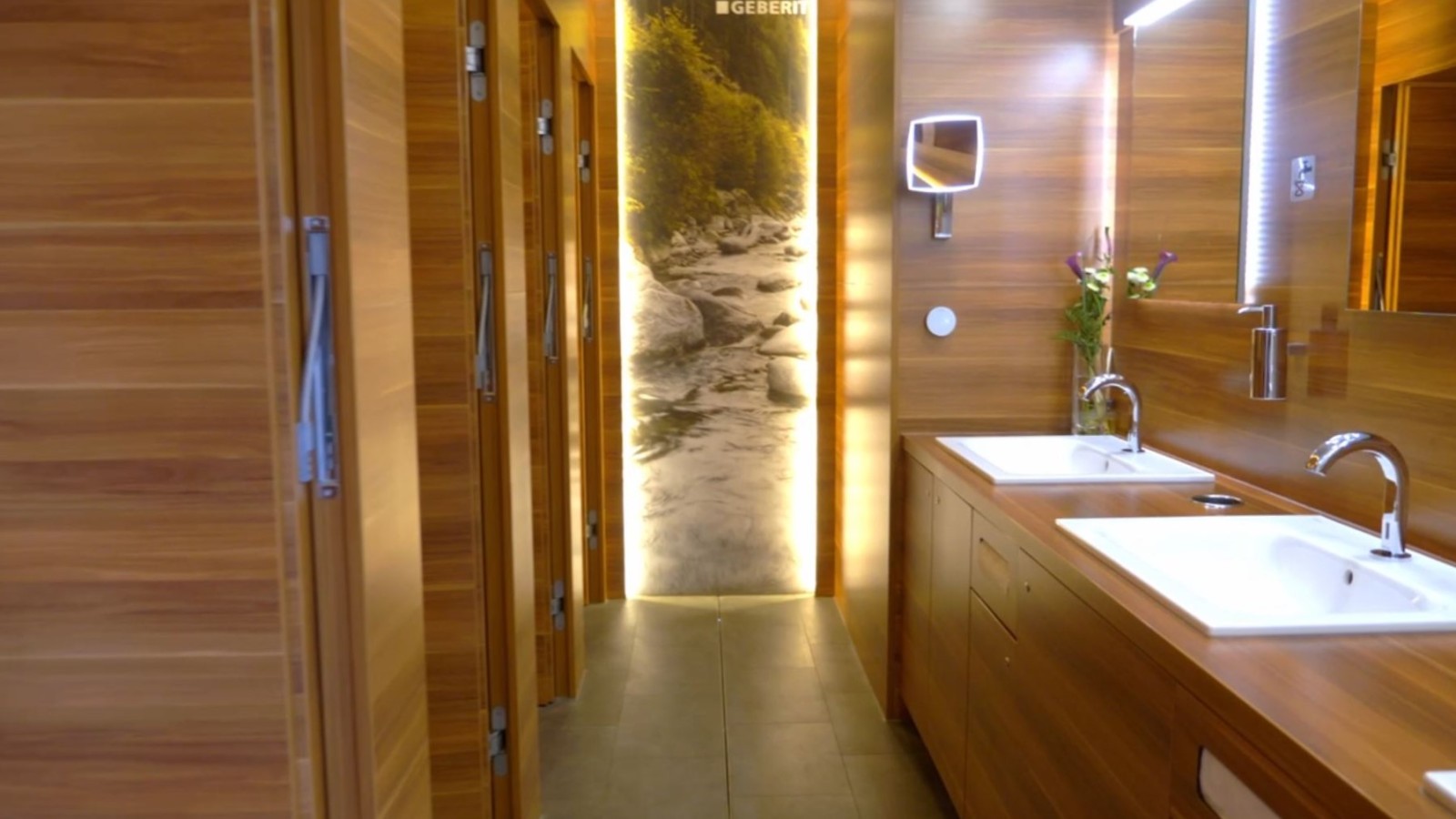 Geberit WC-Oase: großzügige Waschtische mit berührungslosen Armaturen Geberit WC-Oase: großzügige Waschtische mit berührungslosen Armaturen