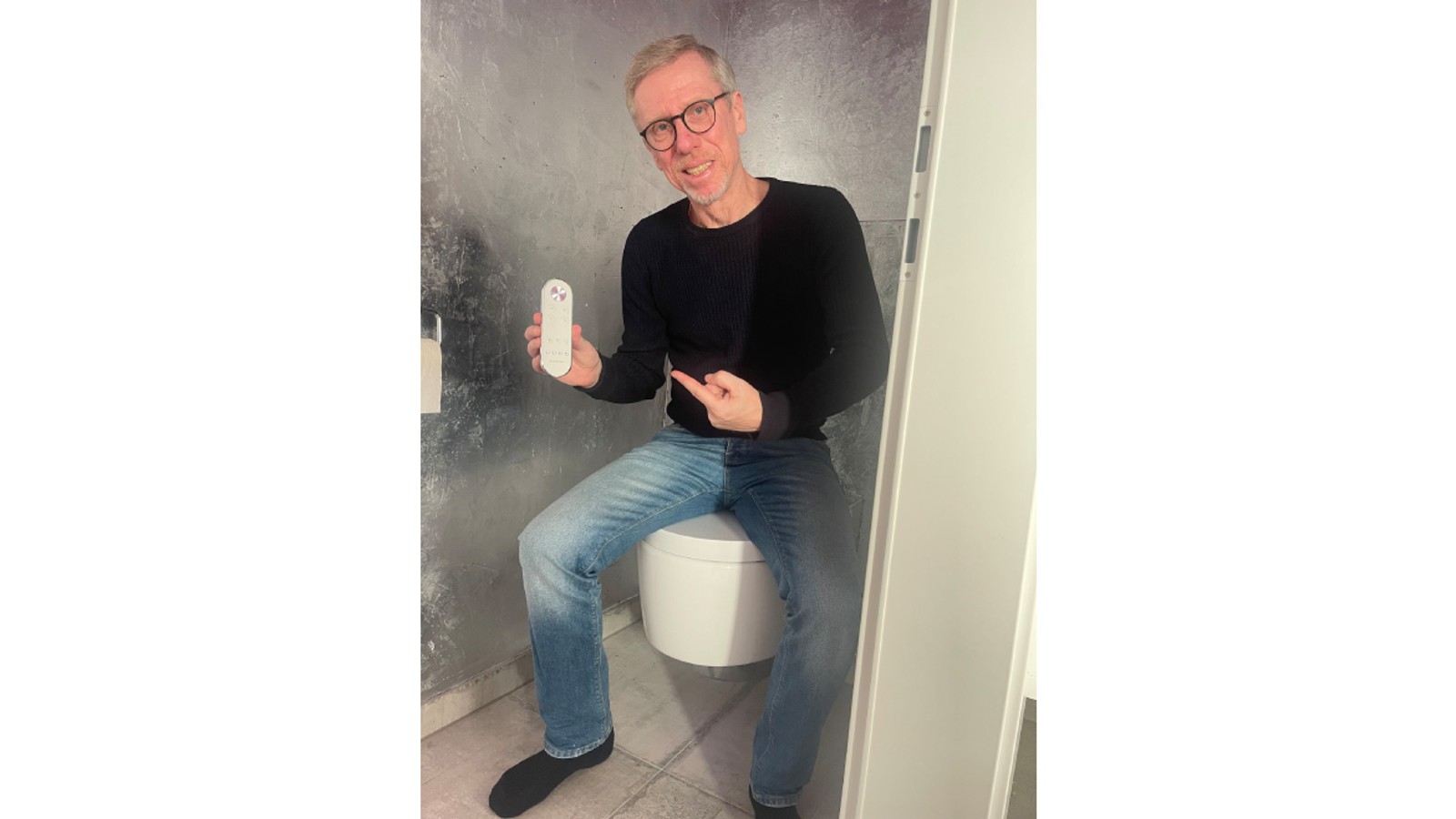 Fußball-Legende Peter Stöger mit seinem Geberit AquaClean Mera (c) Peter Stöger Fußball-Legende Peter Stöger mit seinem Geberit AquaClean Mera (c) Peter Stöger