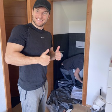 Sascha Huber freut sich bereits auf sein Dusch-WC. Es macht ihm sichtlich Spaß, dem Team der Firma Holzapfel beim Einbau behilflich zu sein. (c) Sascha Huber Sascha Huber freut sich bereits auf sein Dusch-WC. Es macht ihm sichtlich Spaß, dem Team der Firma Holzapfel beim Einbau behilflich zu sein. (c) Sascha Huber