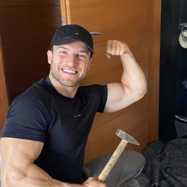 Sascha Huber packt kräftig mit an, damit der Einbau seines neuen Geberit AquaClean Dusch-WC möglichst rasch voran geht. (c) Sascha Huber Sascha Huber packt kräftig mit an, damit der Einbau seines neuen Geberit AquaClean Dusch-WC möglichst rasch voran geht. (c) Sascha Huber