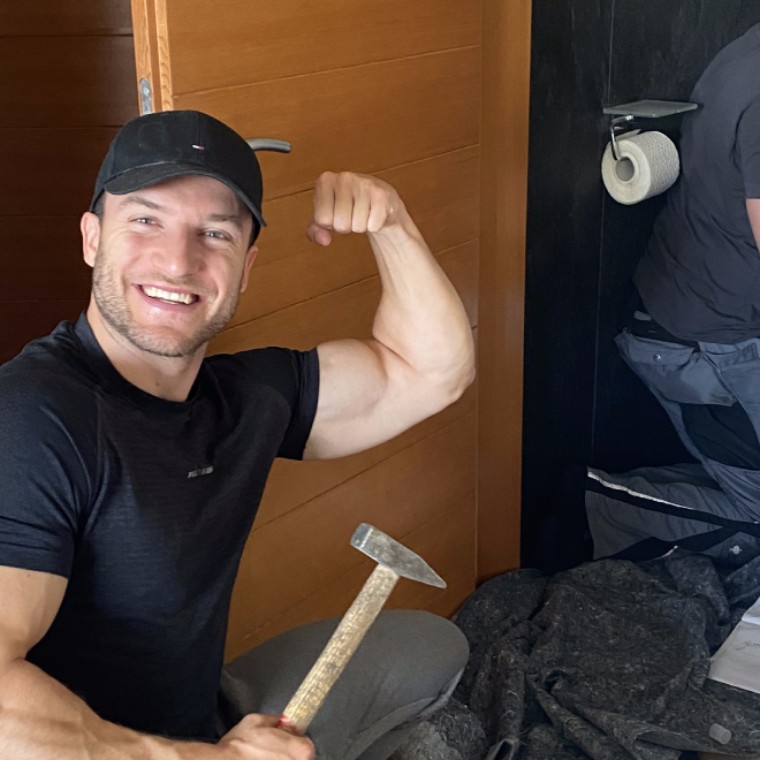 Sascha Huber packt kräftig mit an, damit der Einbau seines neuen Geberit AquaClean Dusch-WC möglichst rasch voran geht. (c) Sascha Huber Sascha Huber packt kräftig mit an, damit der Einbau seines neuen Geberit AquaClean Dusch-WC möglichst rasch voran geht. (c) Sascha Huber