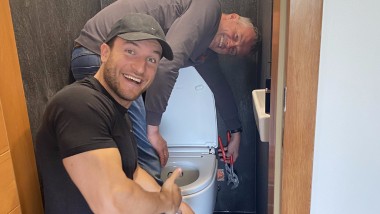 Sascha Huber mit seinem neuen AquaClean Mera