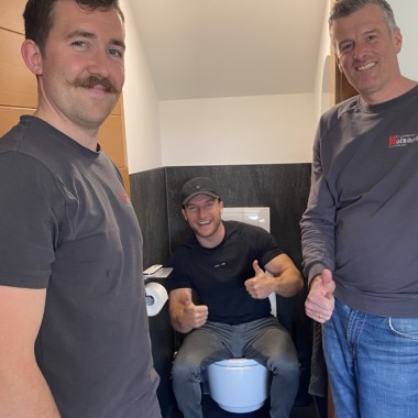 Erstes Probesitzen auf dem neuen Geberit AquaClean Mera Dusch-WC. Professionell installiert von Dieter Holzapfel (rechts im Bild) und Patrick Hofer (links im Bild) von der Firma Holzapfel in Bürmoos. (c) Sascha Huber Erstes Probesitzen auf dem neuen Geberit AquaClean Mera Dusch-WC. Professionell installiert von Dieter Holzapfel (rechts im Bild) und Patrick Hofer (links im Bild) von der Firma Holzapfel in Bürmoos. (c) Sascha Huber