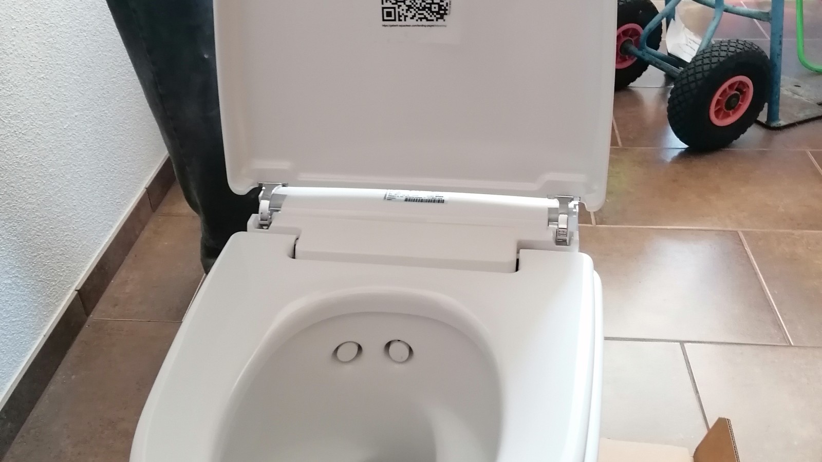 Schon vor dem Einbau siegt die Neugier und Gritsch wirft einen Blick in das innere der Keramik. Die TurboFlush Spültechnik sorgt für perfekte Ausspülung, Durscharm und Föhn warten auf ihren Einsatz. (c) Alexander Grtisch/Geberit