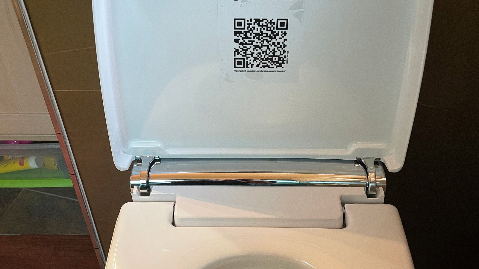 Mittels im WC-Deckel angebrachtem QR-Code gelangt man in einfachen Schritten der Geräteregistrierung mit Garantieverlängerung und vielen hilfreichen Informationen. (c) Irma Fabjan