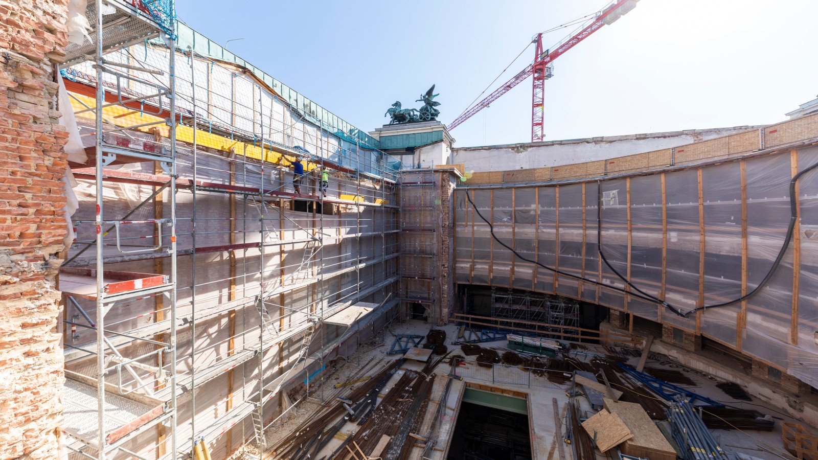 Blick auf den nun entkernten Sitzungssaal