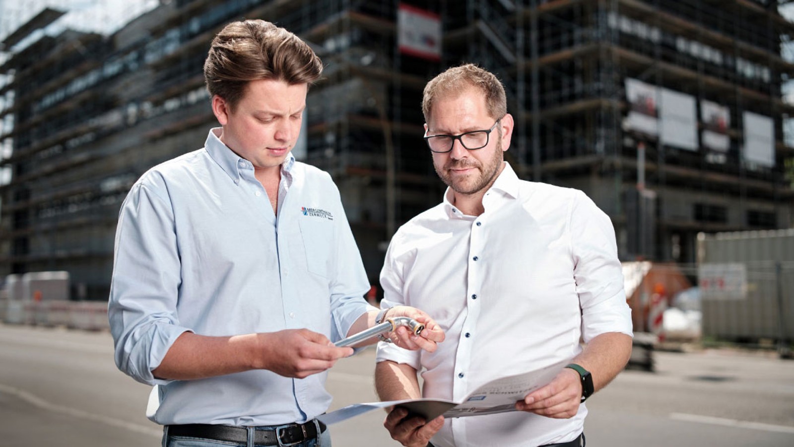 Mit Tipps von Geberit Verkaufsberater Florian Ehm (rechts) konnte Leon Walter (links) die Kosteneffizienz des Projekts verbessern. Mit Tipps von Geberit Verkaufsberater Florian Ehm (rechts) konnte Leon Walter (links) die Kosteneffizienz des Projekts verbessern.