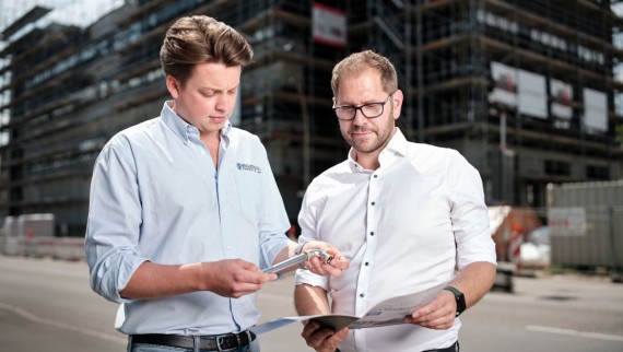 Mit Tipps von Geberit Verkaufsberater Florian Ehm (rechts) konnte Leon Walter (links) die Kosteneffizienz des Projekts verbessern. Mit Tipps von Geberit Verkaufsberater Florian Ehm (rechts) konnte Leon Walter (links) die Kosteneffizienz des Projekts verbessern.