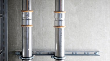 Die gesamte Heizungsinstallation sowie eine Druckluftanlage wurden mit dem neuen Edelstahlsystem Geberit Mapress Therm umgesetzt – eindeutig erkennbar an den orangefarbenen Markierungen auf den Rohren und Fittings. Die gesamte Heizungsinstallation sowie eine Druckluftanlage wurden mit dem neuen Edelstahlsystem Geberit Mapress Therm umgesetzt – eindeutig erkennbar an den orangefarbenen Markierungen auf den Rohren und Fittings.