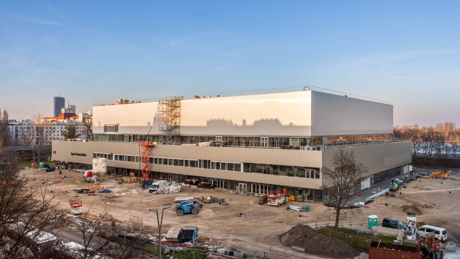 Blick auf die neue Sport Arena Wien am Handelskai: Die größte Sporthalle Österreichs bietet rund 13 000 Quadratmeter Sportflächen für Breiten- und Spitzensport. (c) Geberit/Stephan Huger