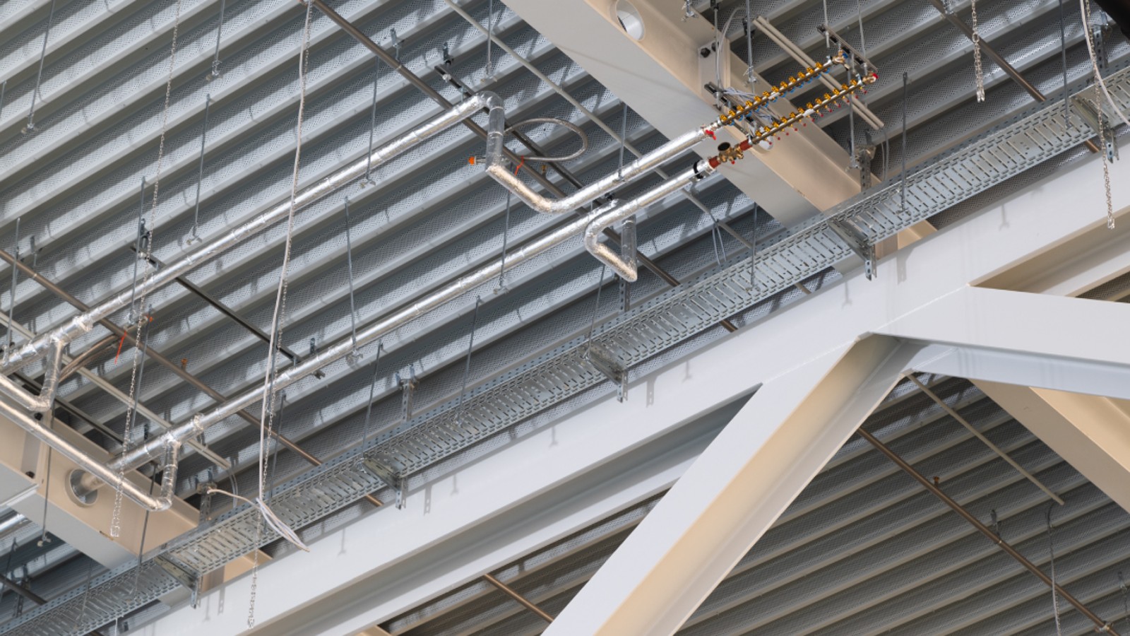 Im Obergeschoß der Sport Arena Wien befindet sich die Leichtathletikanlage. Die 13 Meter hohe Halle war eine besondere Herausforderung für die Installationspartner, die von der einfachen Verarbeitung des Geberit FlowFit Rohrsystems sowie der Pluvia Dachentwässerung mit dem Rohrsystem Geberit PE-HD profitierten. (Fotos: Geberit/Stephan Huger) Im Obergeschoß der Sport Arena Wien befindet sich die Leichtathletikanlage. Die 13 Meter hohe Halle war eine besondere Herausforderung für die Installationspartner, die von der einfachen Verarbeitung des Geberit FlowFit Rohrsystems sowie der Pluvia Dachentwässerung mit dem Rohrsystem Geberit PE-HD profitierten. (Fotos: Geberit/Stephan Huger)