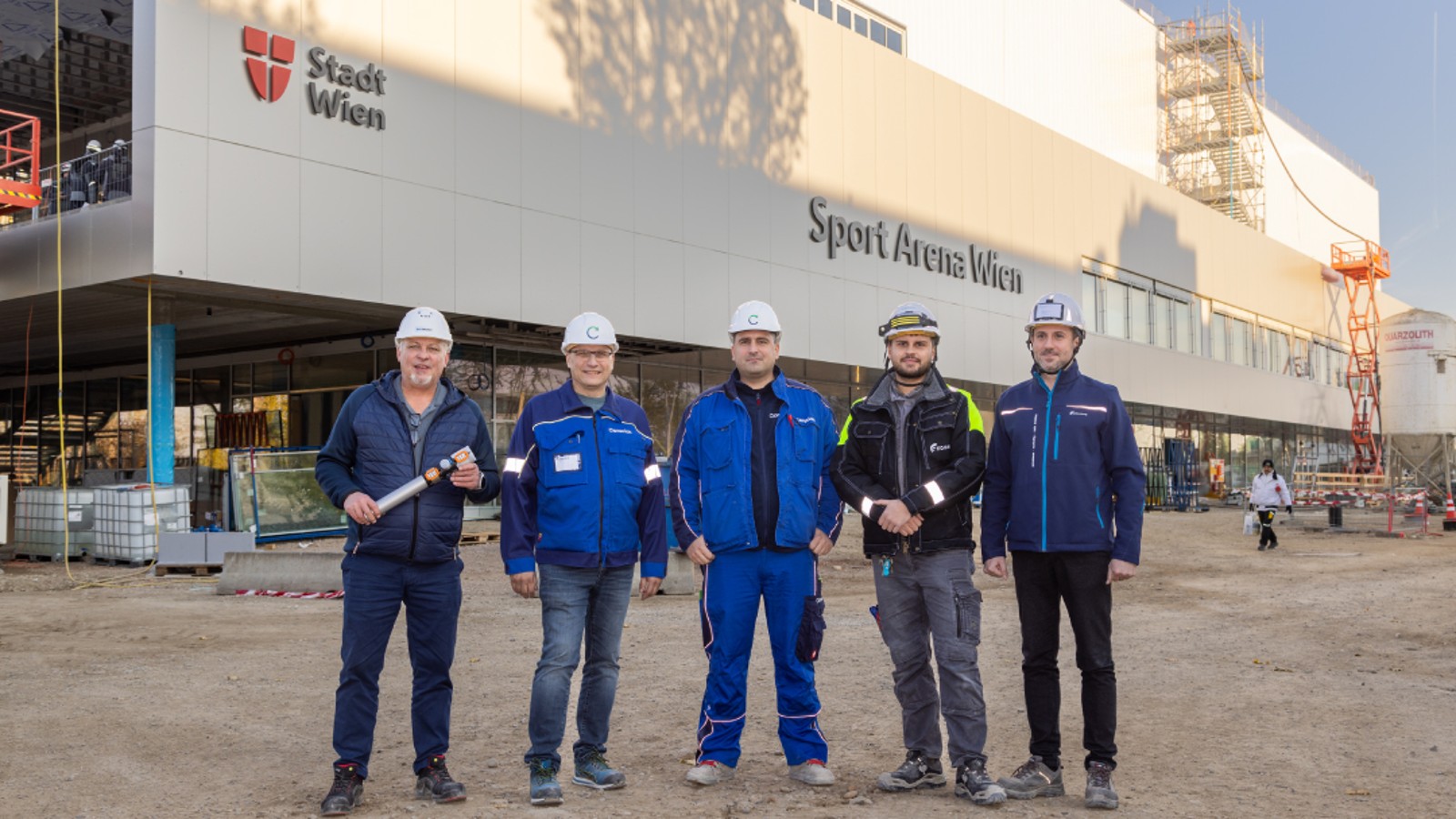 Dieter Frank (links), technischer Berater von Geberit, arbeitete bei dem Projekt Sport Arena Wien eng mit den Teams der ARGE Caverion/Equans zusammen. (Fotos: Geberit/Stephan Huger)