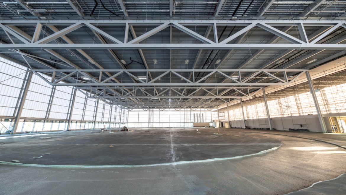 Im Obergeschoß der Sport Arena Wien befindet sich die Leichtathletikanlage. Die 13 Meter hohe Halle war eine besondere Herausforderung für die Installationspartner, die von der einfachen Verarbeitung des Geberit FlowFit Rohrsystems sowie der Pluvia Dachentwässerung mit dem Rohrsystem Geberit PE-HD profitierten. (Fotos: Geberit/Stephan Huger) Im Obergeschoß der Sport Arena Wien befindet sich die Leichtathletikanlage. Die 13 Meter hohe Halle war eine besondere Herausforderung für die Installationspartner, die von der einfachen Verarbeitung des Geberit FlowFit Rohrsystems sowie der Pluvia Dachentwässerung mit dem Rohrsystem Geberit PE-HD profitierten. (Fotos: Geberit/Stephan Huger)