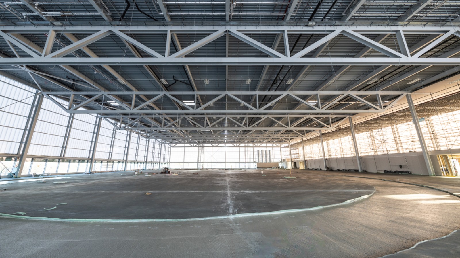 Im Obergeschoß der Sport Arena Wien befindet sich die Leichtathletikanlage. Die 13 Meter hohe Halle war eine besondere Herausforderung für die Installationspartner, die von der einfachen Verarbeitung des Geberit FlowFit Rohrsystems sowie der Pluvia Dachentwässerung mit dem Rohrsystem Geberit PE-HD profitierten. (Fotos: Geberit/Stephan Huger) Im Obergeschoß der Sport Arena Wien befindet sich die Leichtathletikanlage. Die 13 Meter hohe Halle war eine besondere Herausforderung für die Installationspartner, die von der einfachen Verarbeitung des Geberit FlowFit Rohrsystems sowie der Pluvia Dachentwässerung mit dem Rohrsystem Geberit PE-HD profitierten. (Fotos: Geberit/Stephan Huger)