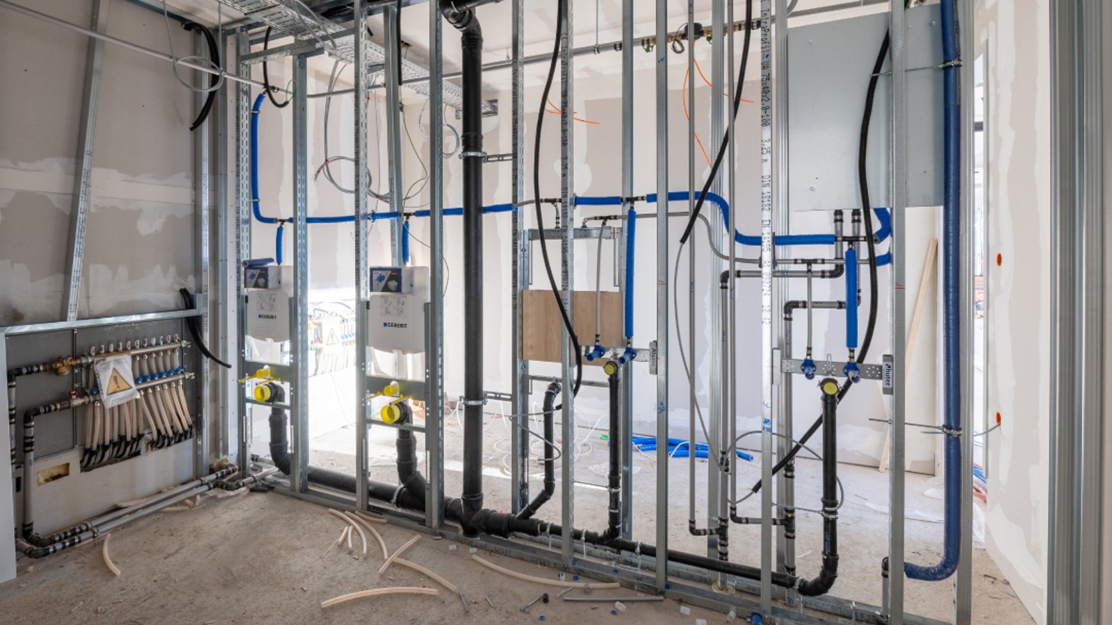 Die Sport Arena Wien verfügt über Sanitäranlagen, die auf hohe Besucherfrequenzen ausgelegt sind. Verbaut sind in den WCs sowohl Montageelemente als auch berührungslose Sigma 80 Betätigungsplatten von Geberit, ebenso wie Geberit Keramiken und Geberit Hygienespülungen. (Foto: Geberit/Stephan Huger) Die Sport Arena Wien verfügt über Sanitäranlagen, die auf hohe Besucherfrequenzen ausgelegt sind. Verbaut sind in den WCs sowohl Montageelemente als auch berührungslose Sigma 80 Betätigungsplatten von Geberit, ebenso wie Geberit Keramiken und Geberit Hygienespülungen. (Foto: Geberit/Stephan Huger)