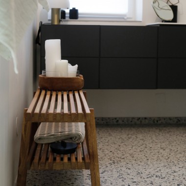 Elemente aus Holz sorgen für Wärme und Gemütlichkeit in dem von klaren Formen und ruhigen Farben dominierten Bad. (c) Geberit
