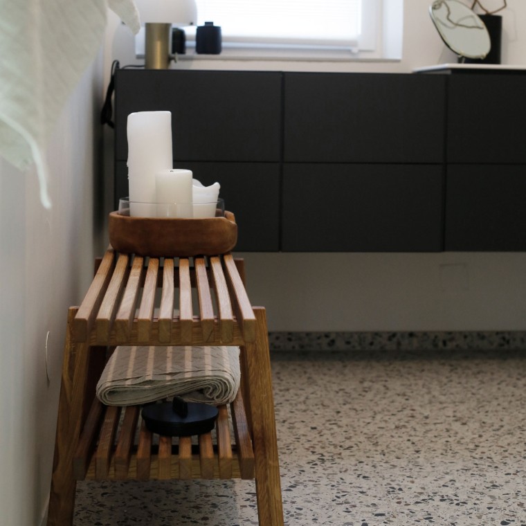 Elemente aus Holz sorgen für Wärme und Gemütlichkeit in dem von klaren Formen und ruhigen Farben dominierten Bad. (c) Geberit Elemente aus Holz sorgen für Wärme und Gemütlichkeit in dem von klaren Formen und ruhigen Farben dominierten Bad. (c) Geberit