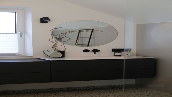 Mit etwas Planung und den richtigen Produkten von Geberit ermöglichen auch in kleine Badezimmer moderne Gemütlichkeit mit klaren Linien. (c) Geberit Mit etwas Planung und den richtigen Produkten von Geberit ermöglichen auch in kleine Badezimmer moderne Gemütlichkeit mit klaren Linien. (c) Geberit