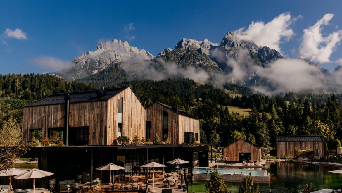 Umgeben von den Wiesen und Wäldern am Fuße der Leoganger Steinberge: das 5700 Quadratmeter große WaldSPA im Naturhotel Forsthofgut. (c) Naturhotel Forsthofgut Leogang Umgeben von den Wiesen und Wäldern am Fuße der Leoganger Steinberge: das 5700 Quadratmeter große WaldSPA im Naturhotel Forsthofgut. (c) Naturhotel Forsthofgut Leogang