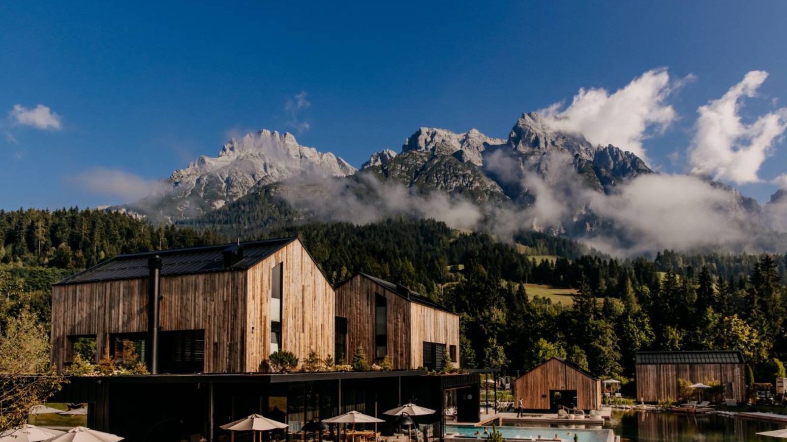 Umgeben von den Wiesen und Wäldern am Fuße der Leoganger Steinberge: das 5700 Quadratmeter große WaldSPA im Naturhotel Forsthofgut. (c) Naturhotel Forsthofgut Leogang Umgeben von den Wiesen und Wäldern am Fuße der Leoganger Steinberge: das 5700 Quadratmeter große WaldSPA im Naturhotel Forsthofgut. (c) Naturhotel Forsthofgut Leogang