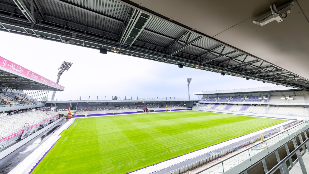 Beeindruckender Blick in die neue Generali Arena: Über die gesamte Länge der Dachkonstruktion sorgt das Geberit Pluvia Dachentwässerungssystem dafür, dass Regenwasser gesammelt und zur Bewässerung des Rasens eingesetzt werden kann.