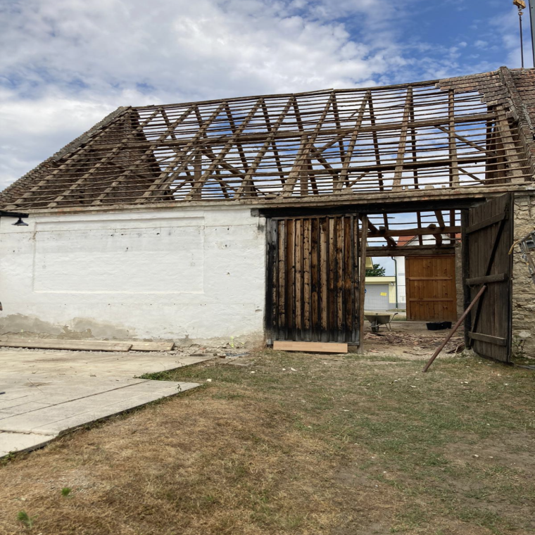 Die alte, bestehende Bausubstanz wurde, soweit möglich, erhalten und in bringt dem neuen Haus am Hof seinen Charm.