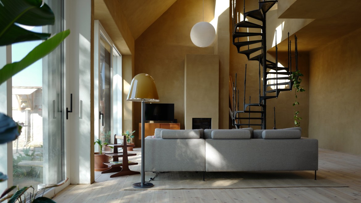 Der Wohnbereich im „Haus am Hof“ ist jetzt dank großzügiger Verglasung lichtdurchflutet. Einen besonderen Blickfang bildet die liebevoll restaurierte Wendeltreppe. Der Wohnbereich im „Haus am Hof“ ist jetzt dank großzügiger Verglasung lichtdurchflutet. Einen besonderen Blickfang bildet die liebevoll restaurierte Wendeltreppe.