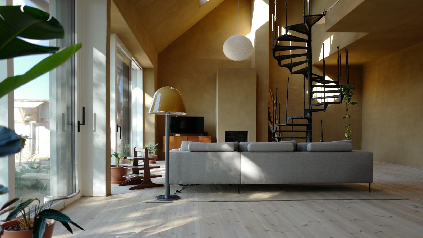 Der Wohnbereich im „Haus am Hof“ ist jetzt dank großzügiger Verglasung lichtdurchflutet. Einen besonderen Blickfang bildet die liebevoll restaurierte Wendeltreppe.