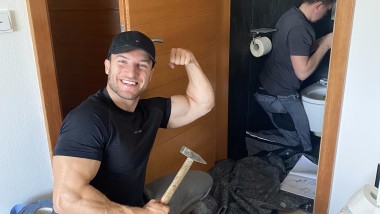 Fitness Influencer Sascha Huber beim Einbau. (c) Geberit