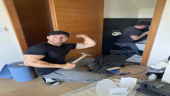 Fitness Influencer Sascha Huber beim Einbau. (c) Geberit Fitness Influencer Sascha Huber beim Einbau. (c) Geberit