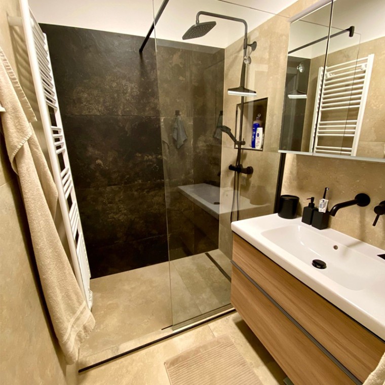 Das Badezimmer nach Abschluss der Renovierungsarbeiten mit Geberit iCon Waschplatz, Geberit Opiton Spiegelschrank und Geberit CleanLine Duschrinne. ((c) Geberit / lenatheres_) Das Badezimmer nach Abschluss der Renovierungsarbeiten mit Geberit iCon Waschplatz, Geberit Opiton Spiegelschrank und Geberit CleanLine Duschrinne. ((c) Geberit / lenatheres_)