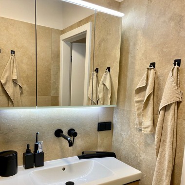 Waschtisch und Spiegelschrank fügen sich optimal in das kleine Badezimmer ein und schaffen ausreichend Stauraum. ((c) Geberit / lenatheres_) Waschtisch und Spiegelschrank fügen sich optimal in das kleine Badezimmer ein und schaffen ausreichend Stauraum. ((c) Geberit / lenatheres_)