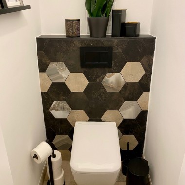 Das WC wird hell, modern und stylisch. Mit der schwarzen Betätigungsplatte Geberit Sigma30 ein absoluter Blickfang. ((c) Geberit / lenathers_) Das WC wird hell, modern und stylisch. Mit der schwarzen Betätigungsplatte Geberit Sigma30 ein absoluter Blickfang. ((c) Geberit / lenathers_)