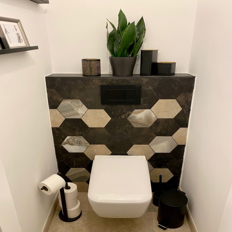 Das WC wird hell, modern und stylisch. Mit der schwarzen Betätigungsplatte Geberit Sigma30 ein absoluter Blickfang. ((c) Geberit / lenathers_)