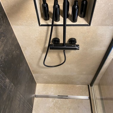 Geberit CleanLine Duschrinne kann auf die benötigte Länge gekürzt und unkompliziert eingebaut werden. ((c) Geberit / lenatheres_) Geberit CleanLine Duschrinne kann auf die benötigte Länge gekürzt und unkompliziert eingebaut werden. ((c) Geberit / lenatheres_)