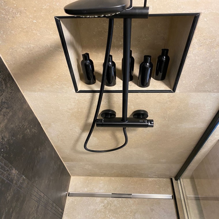 Geberit CleanLine Duschrinne kann auf die benötigte Länge gekürzt und unkompliziert eingebaut werden. ((c) Geberit / lenatheres_) Geberit CleanLine Duschrinne kann auf die benötigte Länge gekürzt und unkompliziert eingebaut werden. ((c) Geberit / lenatheres_)