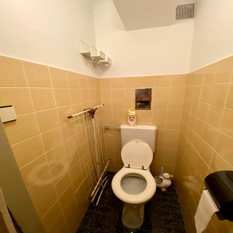 Das WC von Lena Theres vor dem Umbau. ((c) Geberit / lenatheres_) Das WC von Lena Theres vor dem Umbau. ((c) Geberit / lenatheres_)