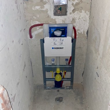 Alte Fliesen und Installationen wurden entfernt, ein neuer Geberit Unterputzspülkasten ist verbaut. Nun kann ein Wand-WC anstatt eines Stand-WCs montiert werden. ((c) Geberit / lenatheres_) Alte Fliesen und Installationen wurden entfernt, ein neuer Geberit Unterputzspülkasten ist verbaut. Nun kann ein Wand-WC anstatt eines Stand-WCs montiert werden. ((c) Geberit / lenatheres_)