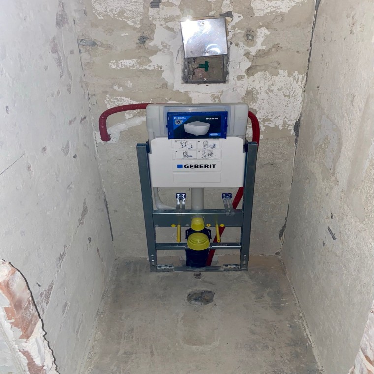Alte Fliesen und Installationen wurden entfernt, ein neuer Geberit Unterputzspülkasten ist verbaut. Nun kann ein Wand-WC anstatt eines Stand-WCs montiert werden. ((c) Geberit / lenatheres_)