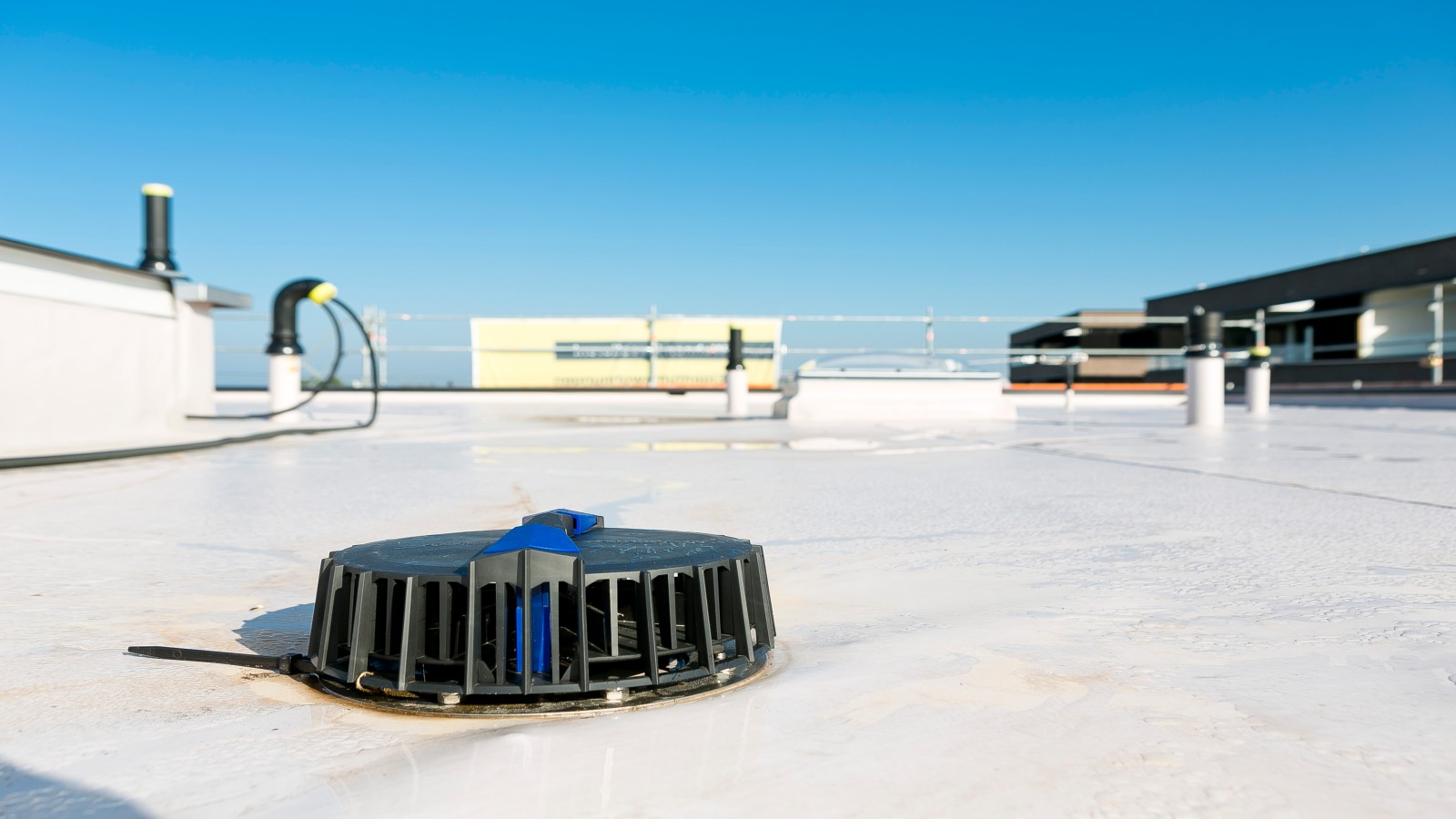 Geberit Pluvia Dachentwässerungssystem im Seedomizil Geberit Pluvia Dachentwässerungssystem im Seedomizil