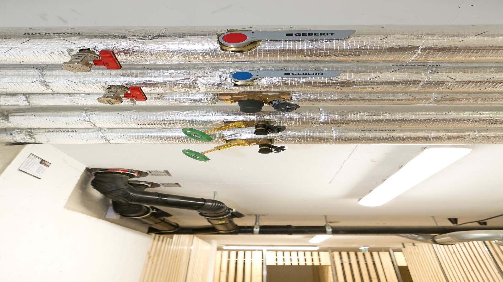 Installations- und Versorgungssysteme von Geberit Installations- und Versorgungssysteme von Geberit