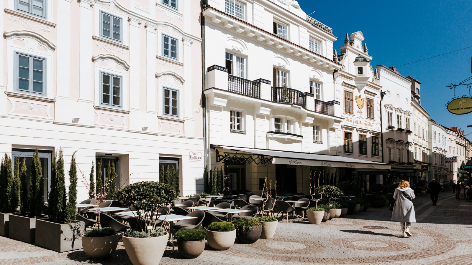 Das neue Markt.Spiel befindet sich in einem historischen Gebäude inmitten der beliebten Fußgängerzone von Krems. An warmen Tagen wird der große Gastgarten zum Lieblingsort der Gäste. Fotocredit: Markt.Spiel Das neue Markt.Spiel befindet sich in einem historischen Gebäude inmitten der beliebten Fußgängerzone von Krems. An warmen Tagen wird der große Gastgarten zum Lieblingsort der Gäste. Fotocredit: Markt.Spiel