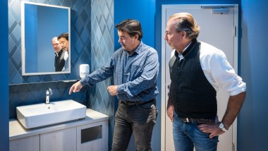 Ein professionelles Hygienekonzept war Otto Raimitz genauso wichtig wie die stilvolle Gestaltung des Sanitärbereichs. Andreas Schmidl von Geberit konnte den Gastronomen bei der Auswahl passender Produkte bestens beraten. Fotocredit: Geberit/Anna Stöcher Ein professionelles Hygienekonzept war Otto Raimitz genauso wichtig wie die stilvolle Gestaltung des Sanitärbereichs. Andreas Schmidl von Geberit konnte den Gastronomen bei der Auswahl passender Produkte bestens beraten. Fotocredit: Geberit/Anna Stöcher