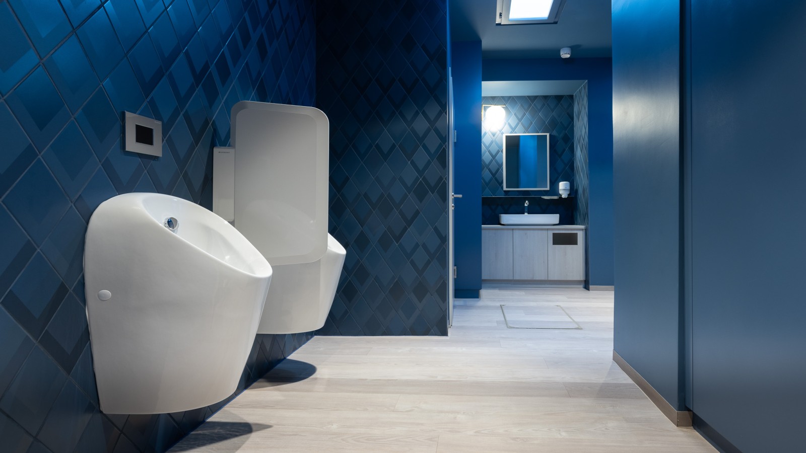 Mit effizienter Planung und der richtigen Geberit-Produktauswahl gelang es, die vorhandene Raumstruktur optimal zu nutzen – die Gäste dürfen sich über Design, Funktion und Komfort freuen. Fotocredit: Geberit/Anna Stöcher Mit effizienter Planung und der richtigen Geberit-Produktauswahl gelang es, die vorhandene Raumstruktur optimal zu nutzen – die Gäste dürfen sich über Design, Funktion und Komfort freuen. Fotocredit: Geberit/Anna Stöcher